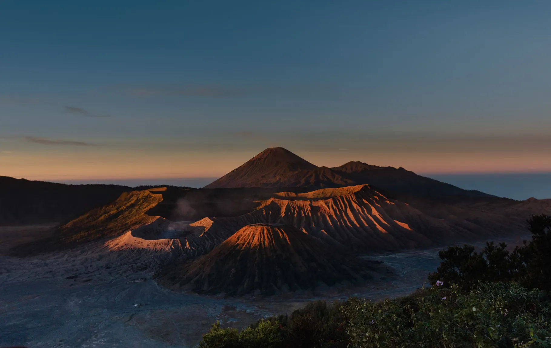 montañas rocosas en el atardecer en de bali a lombok.