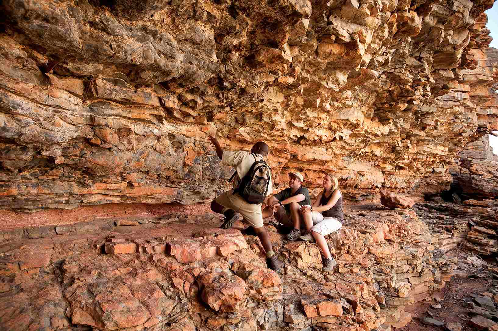 turistas realizando senderismos en compañía de un guía en namibia