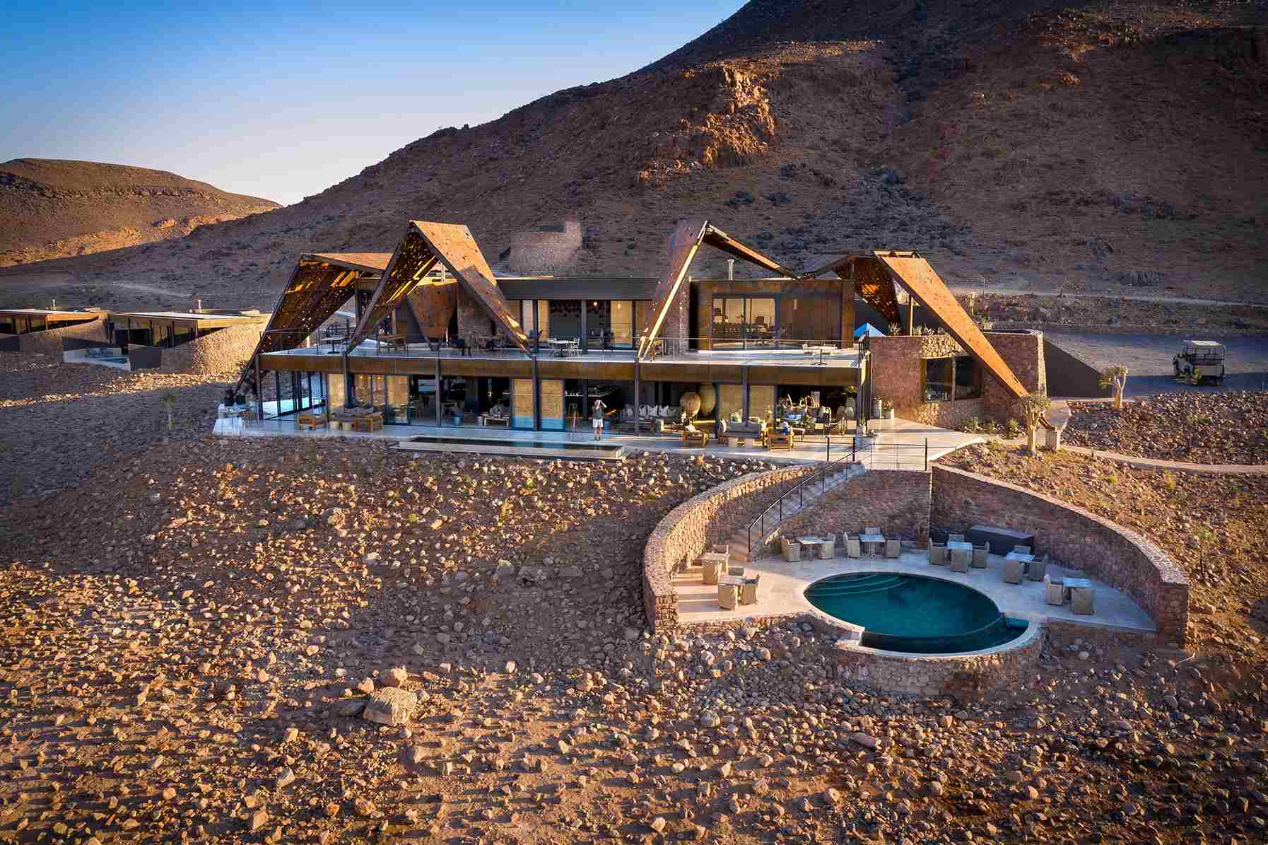 con journale tus alojamientos seran de lujo donde vas a poder disfrutar de una piscina y de vistas al desierto en nambia.