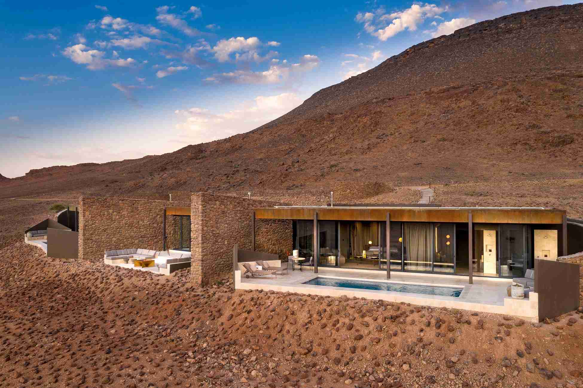 en namibia vas a poder disfrutar en una habitación lujosa con silla para relajarte después de estar en la piscina.