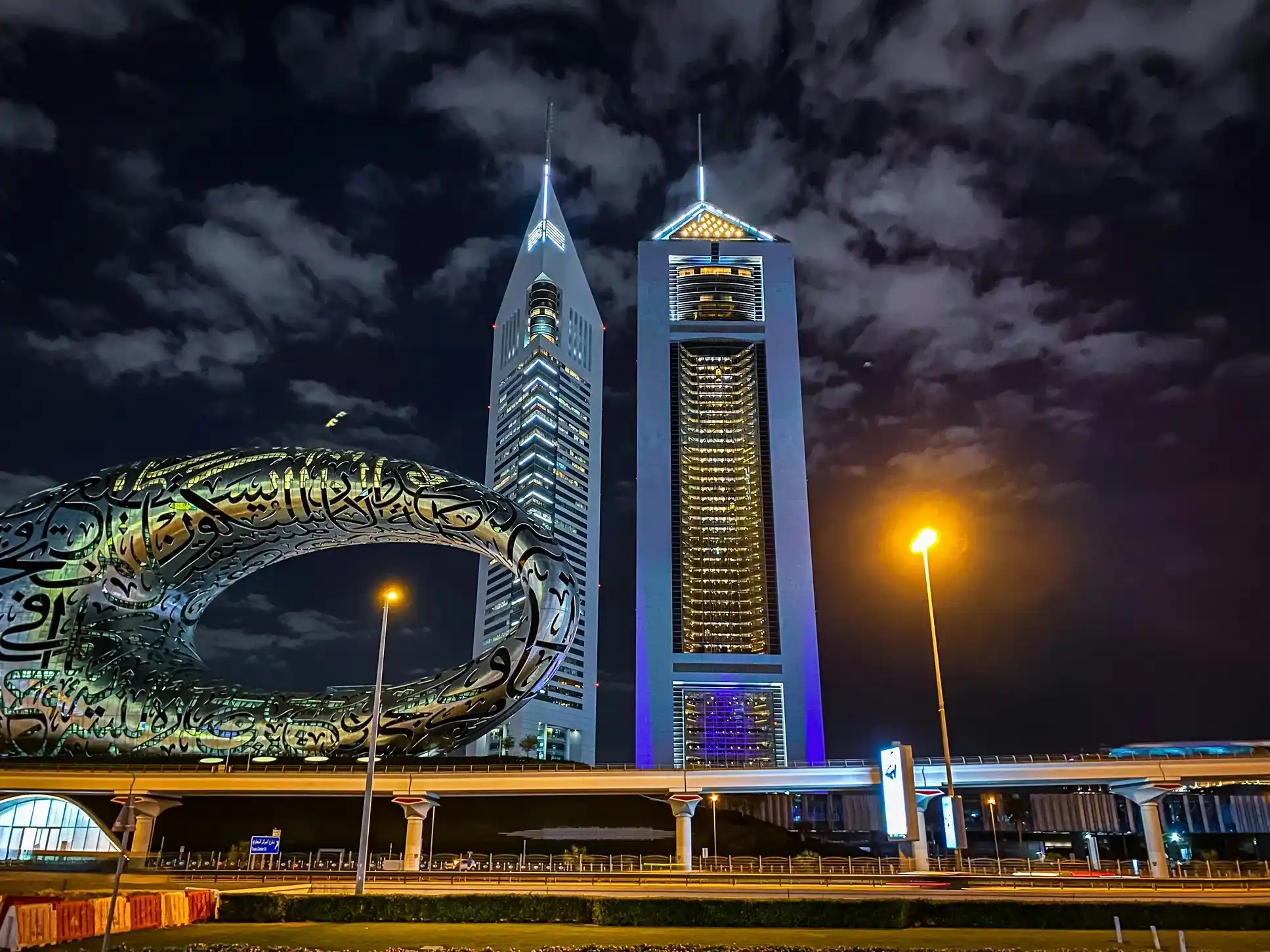 altos edificios iluminados en el anochecer en la ciudad e Dubái