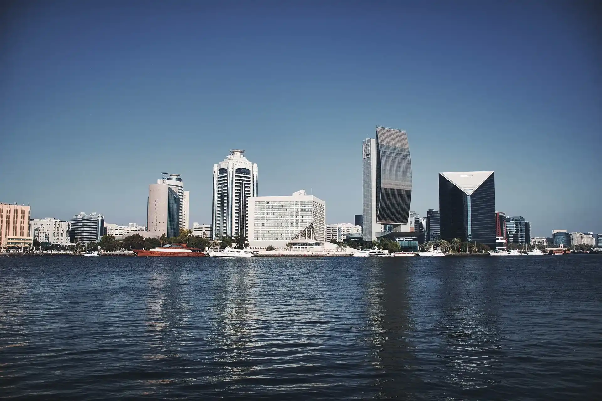 ciudad de Dubái con altos edificios ubicados cerca al mar