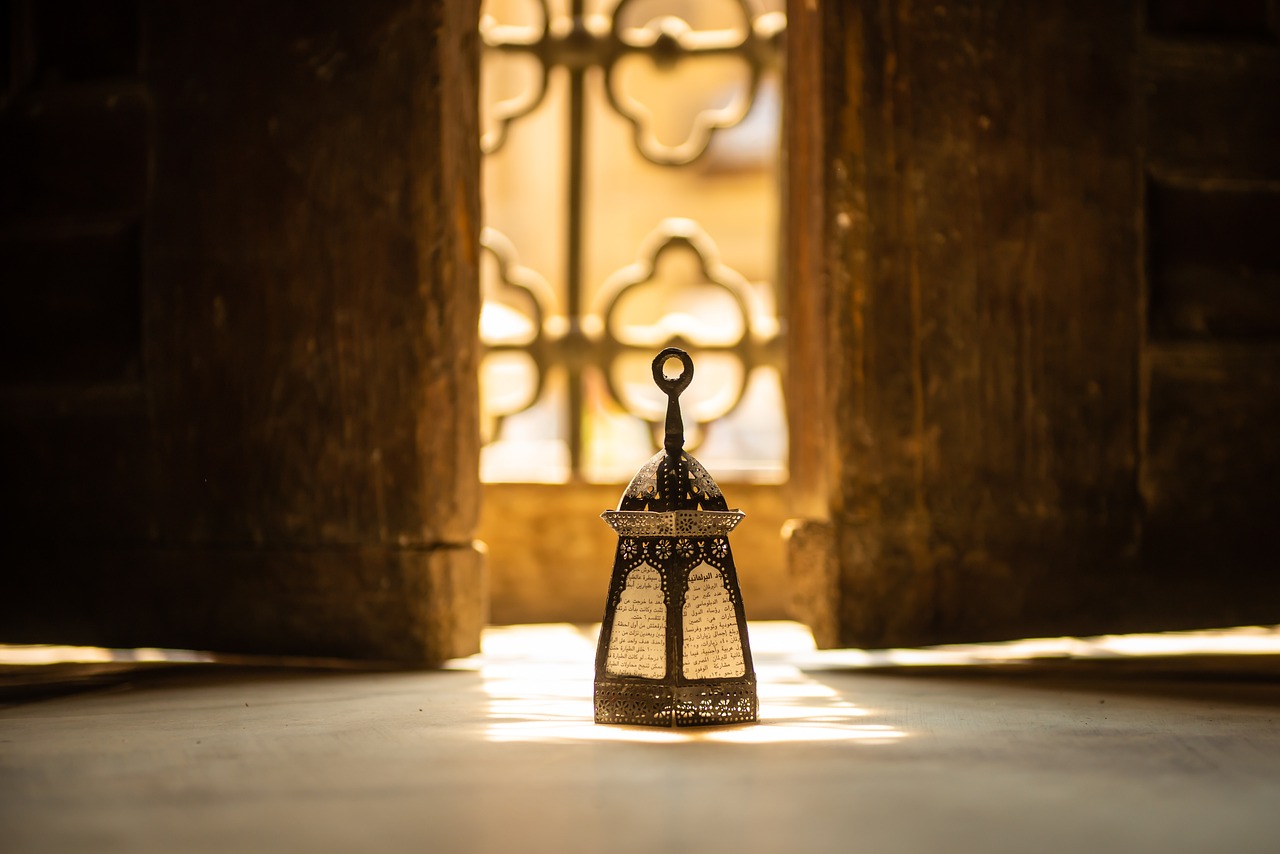 Journale te invita a vivir el inicio de Ramadán en egipto, disfrutando de la belleza de las linternas iluminando las calles, un símbolo tradicional.