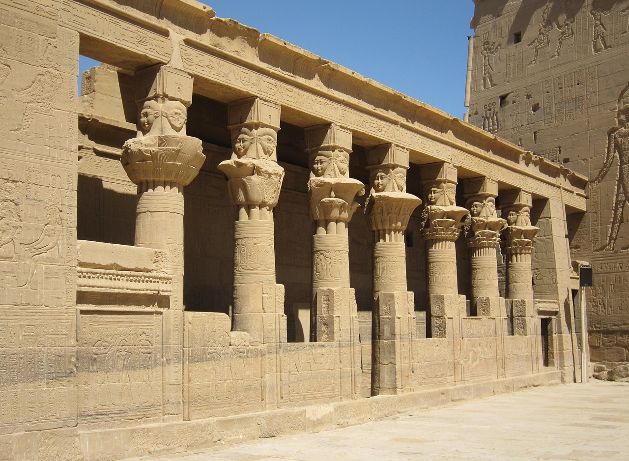 Con Journale descubres Egipto, Explora los templos y monumentos en el desierto.