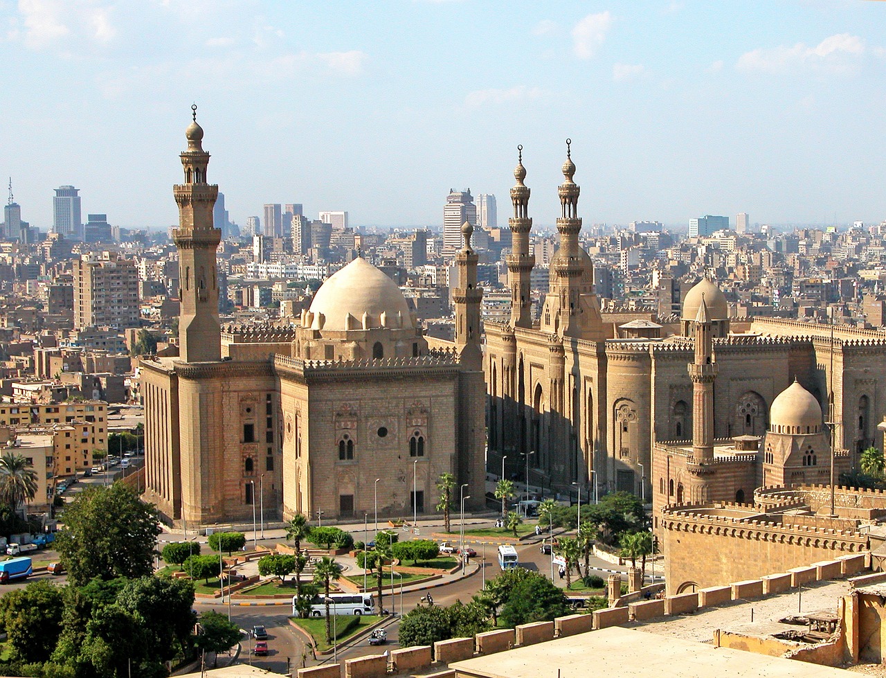 calles de Egipto con grandes templos y edificios
