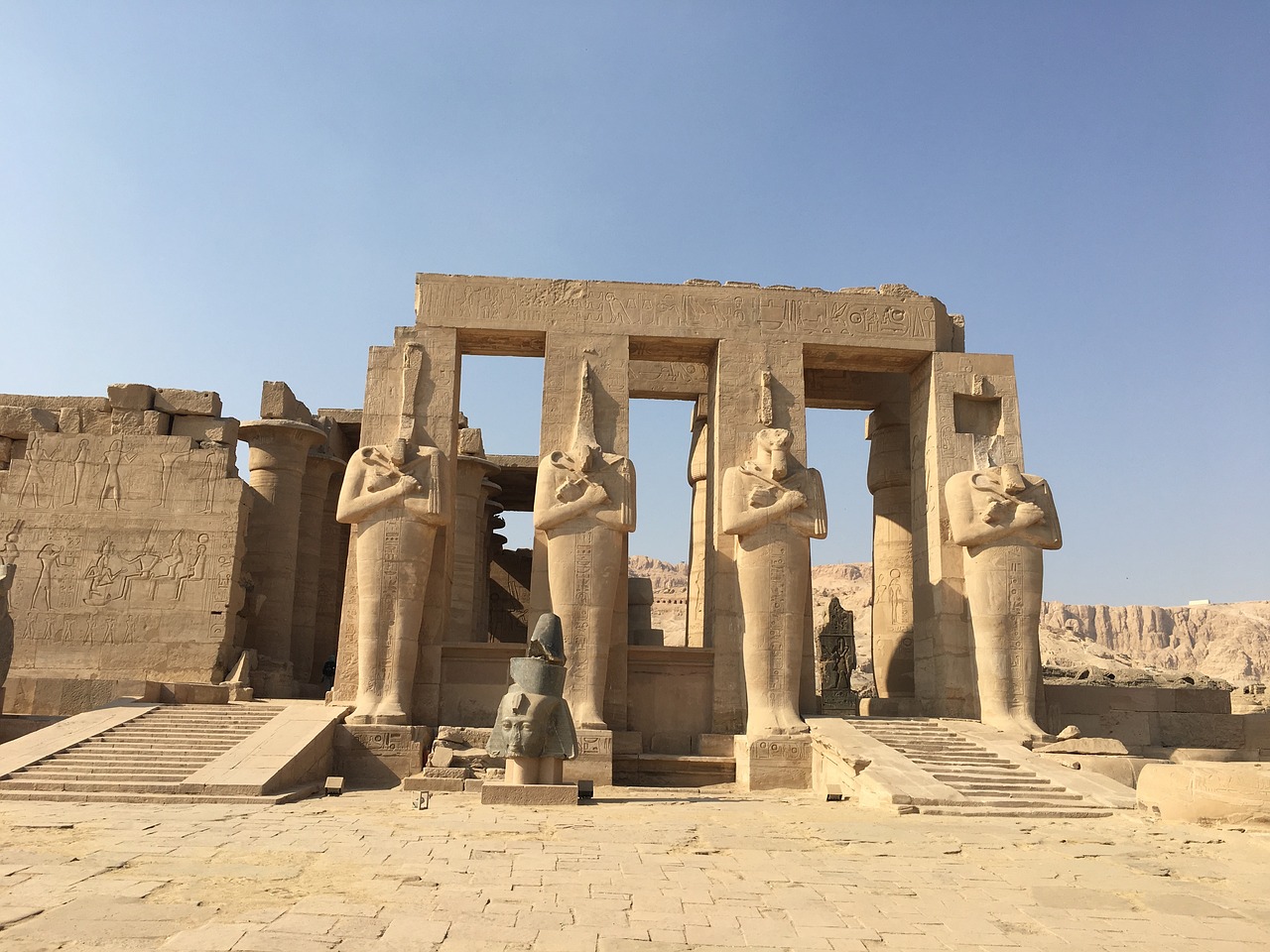 grandes monumentos en el desierto de Egipto