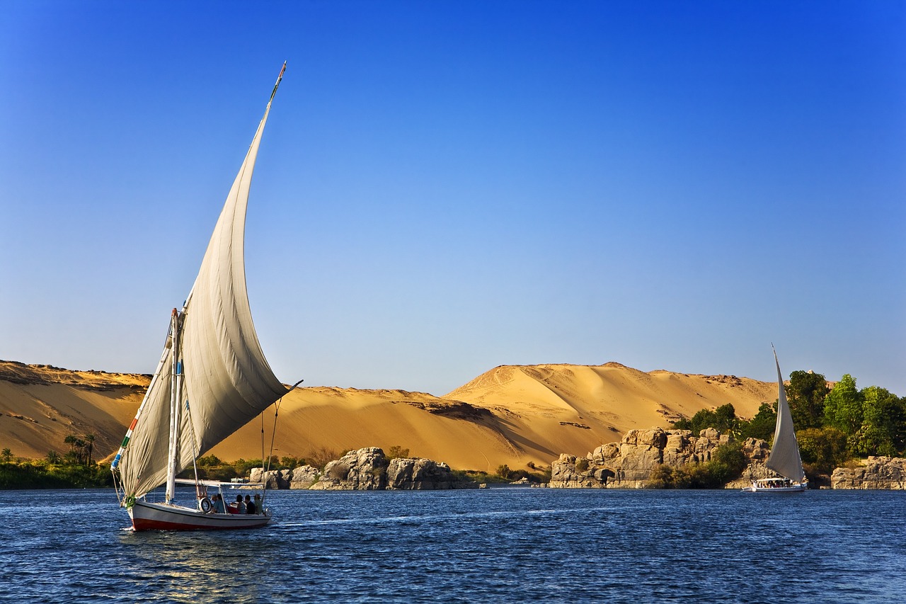 recorrido en lancha por las guas de Egipto