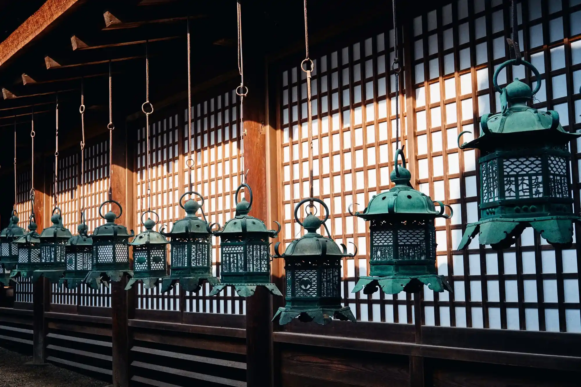 templo en Japón con lamparas ancestrales.