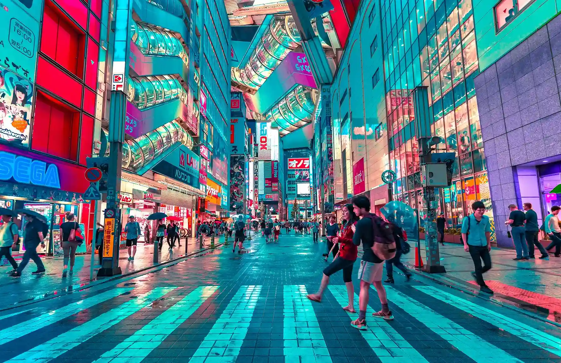 personas caminando por las calles iluminadas de Japón en la noche