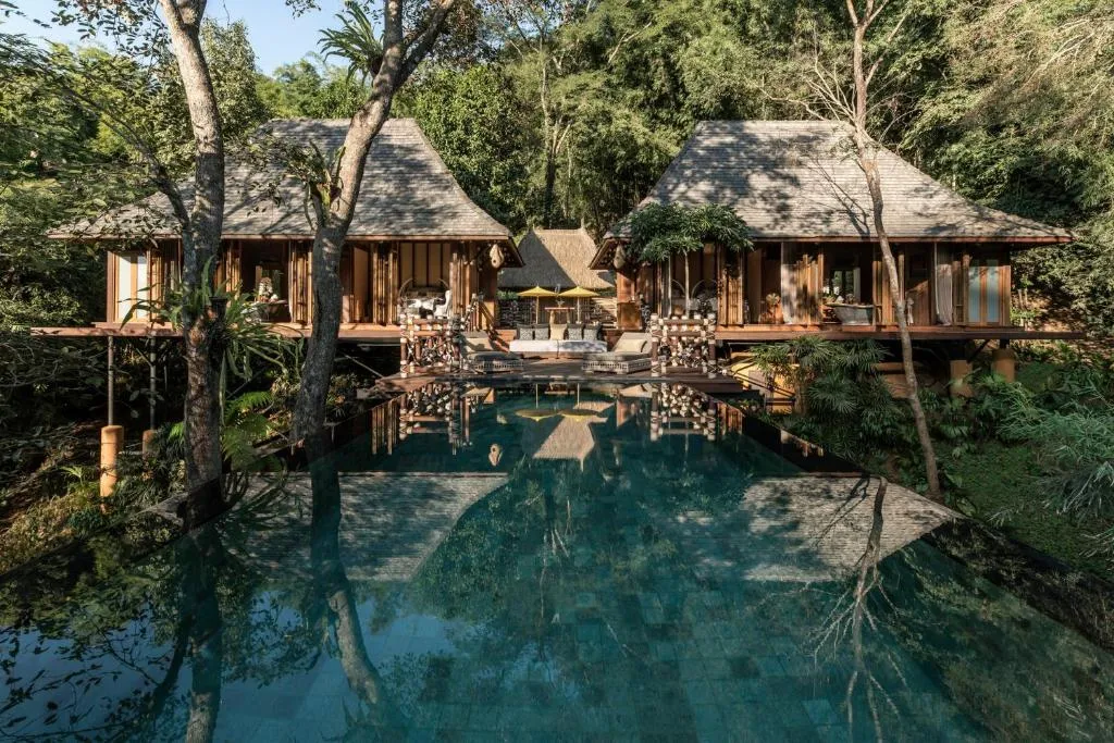 Four Seasons Tented Camp Golden Triangle encontraras la comodidad perfecta para una mejor estadía con piscina natural y con vista a la naturaleza.