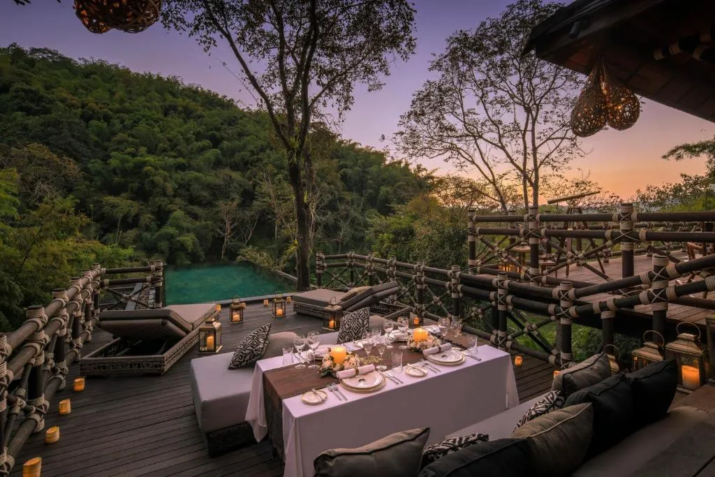 disfruta de una cena en el atardecer donde vas a poder estar en la piscina o relajarte en las sillas de descanso
