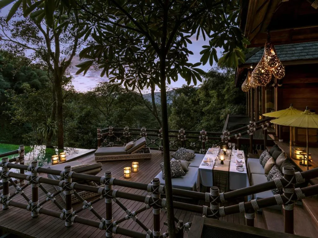disfruta de una cena en el atardecer donde vas a poder estar en la piscina o relajarte en las sillas de descanso
