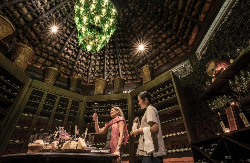 personal de restaurante y turista degustando de un delicioso vino