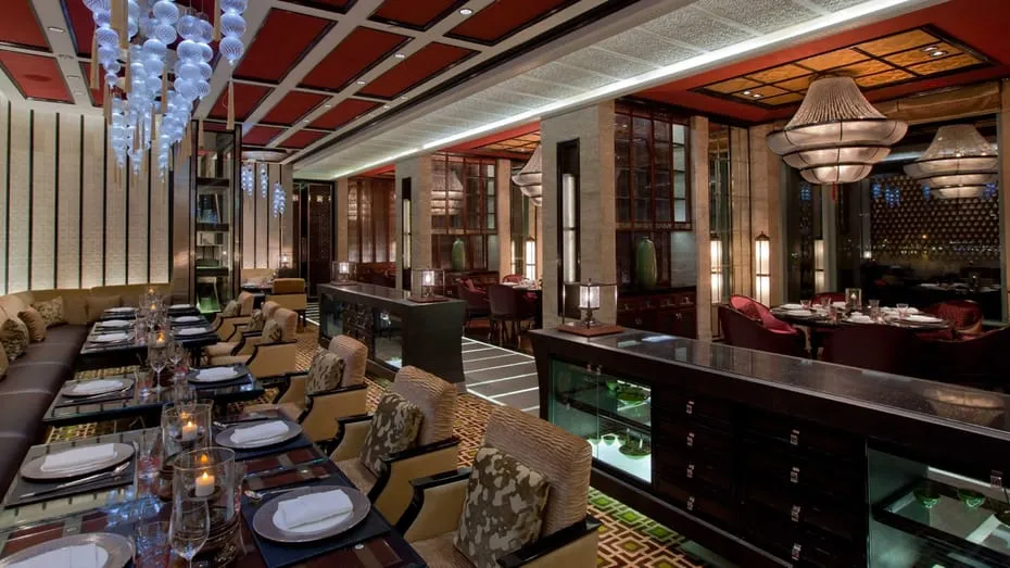 restaurante con decoración elegante y moderna, mesa grande que se complementan con sillas de lujo que garantizan la comodidad