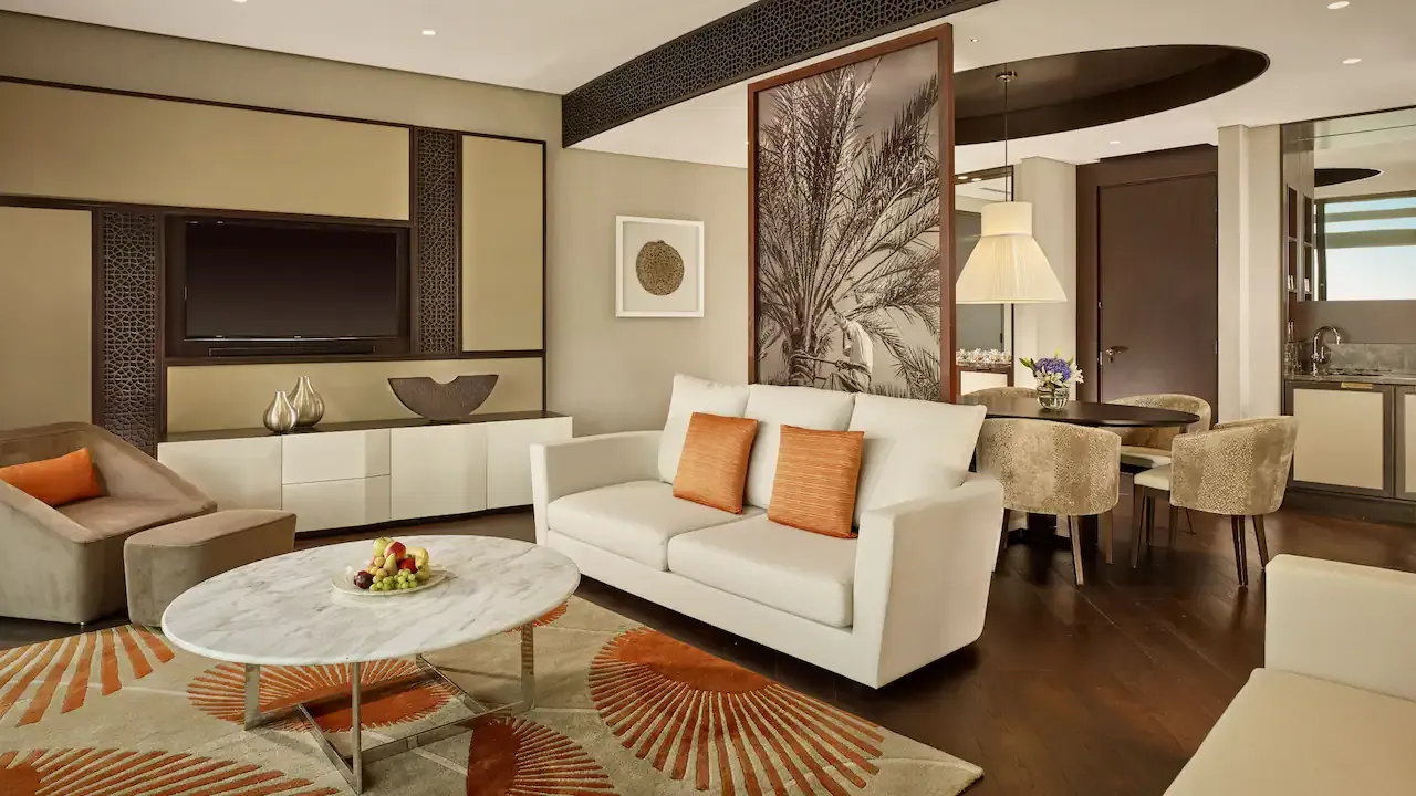 lujosa suite con diseño sofisticado que incluye sala de estar, comedor y cocina totalmente equipada, ideal para una estancia cómoda.