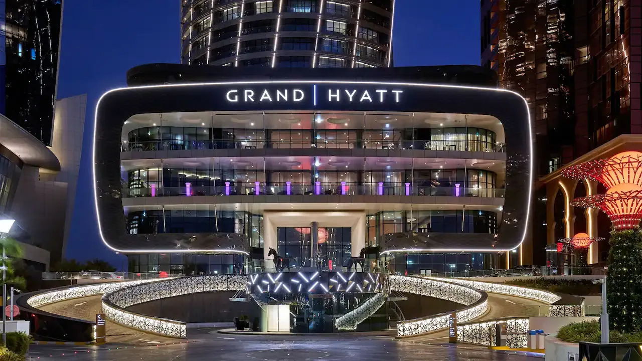 el hotel Grand Hyatt Abu Dhabi Hotel & Residences Emirates Pearl destaca por su diseño moderno, elegante y por su ubicación privilegiada, sus imponentes ventanales reflejan lujo.