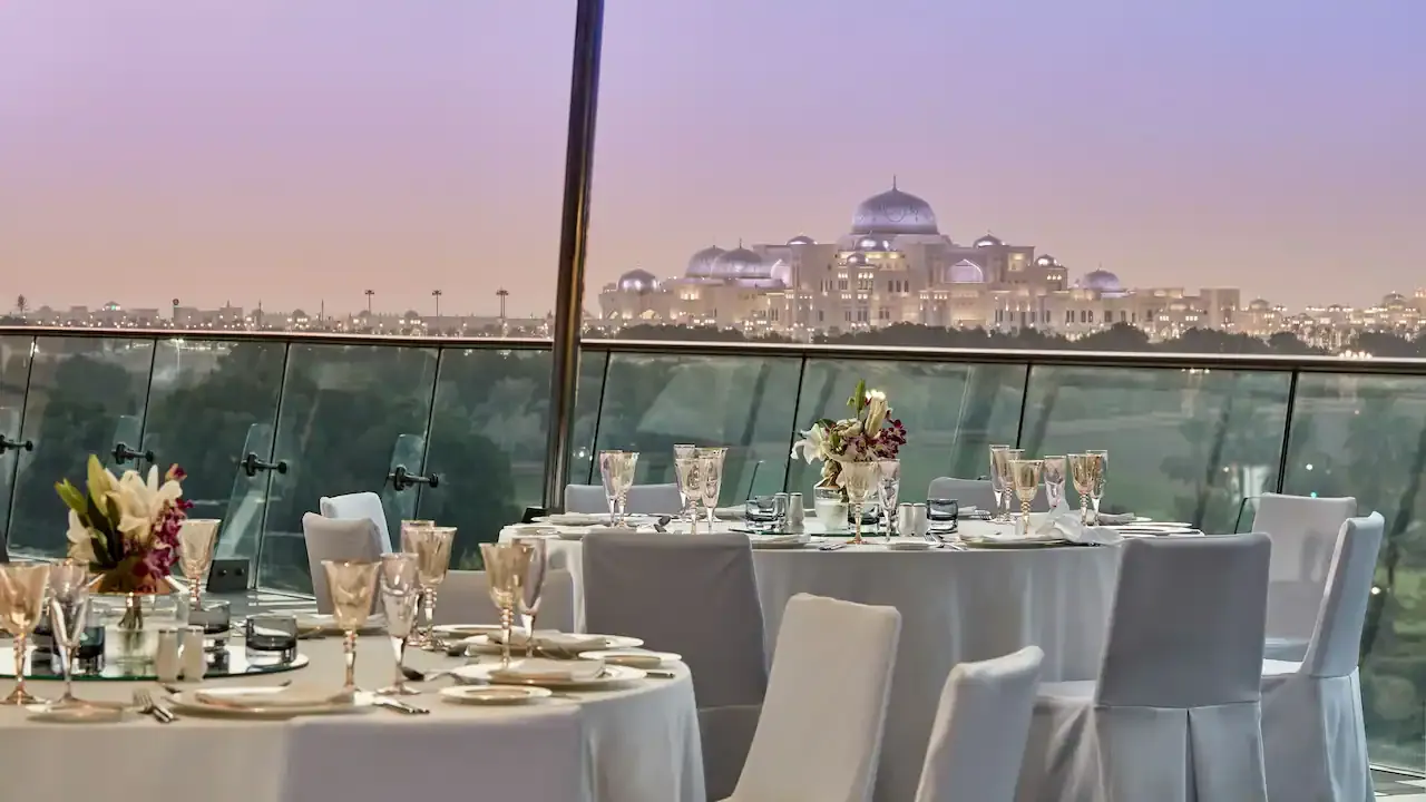 Vive una experiencia única en un restaurante elegante ubicado en un balcón al aire libre, con vistas impresionantes a las icónicas estructuras. Perfecto para disfrutar de una cena mientras contemplas la belleza de la ciudad.