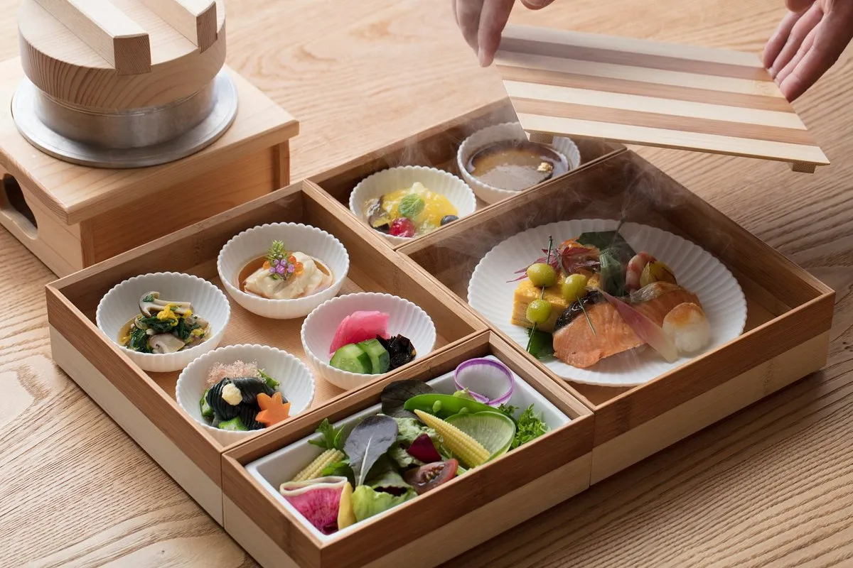 bandeja con platillos de comida ancestrales que puedes deleitar en tokio.