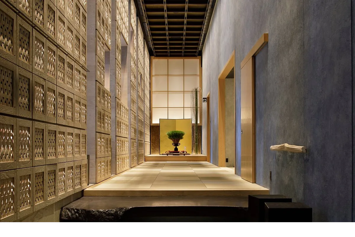 pasillo con un altar del restaurante de hoshinoya