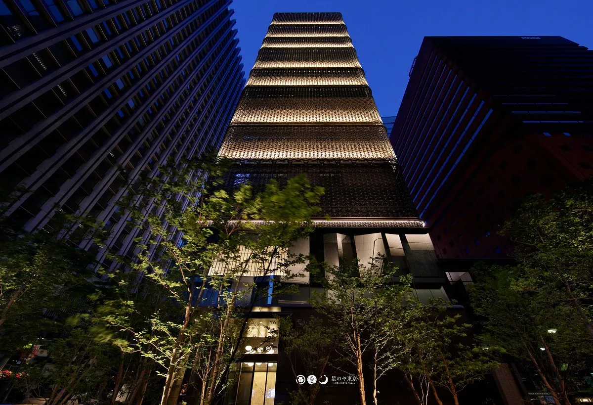 vista de los altos edificios en la noche en la ciudad de Tokio