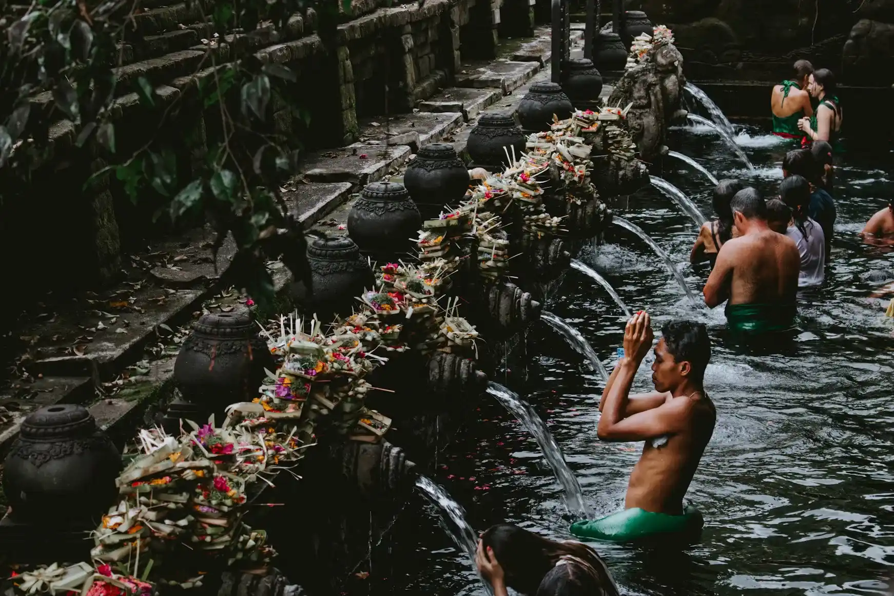 piscina de agua natural en indonesia donde las personas van y se relajan.