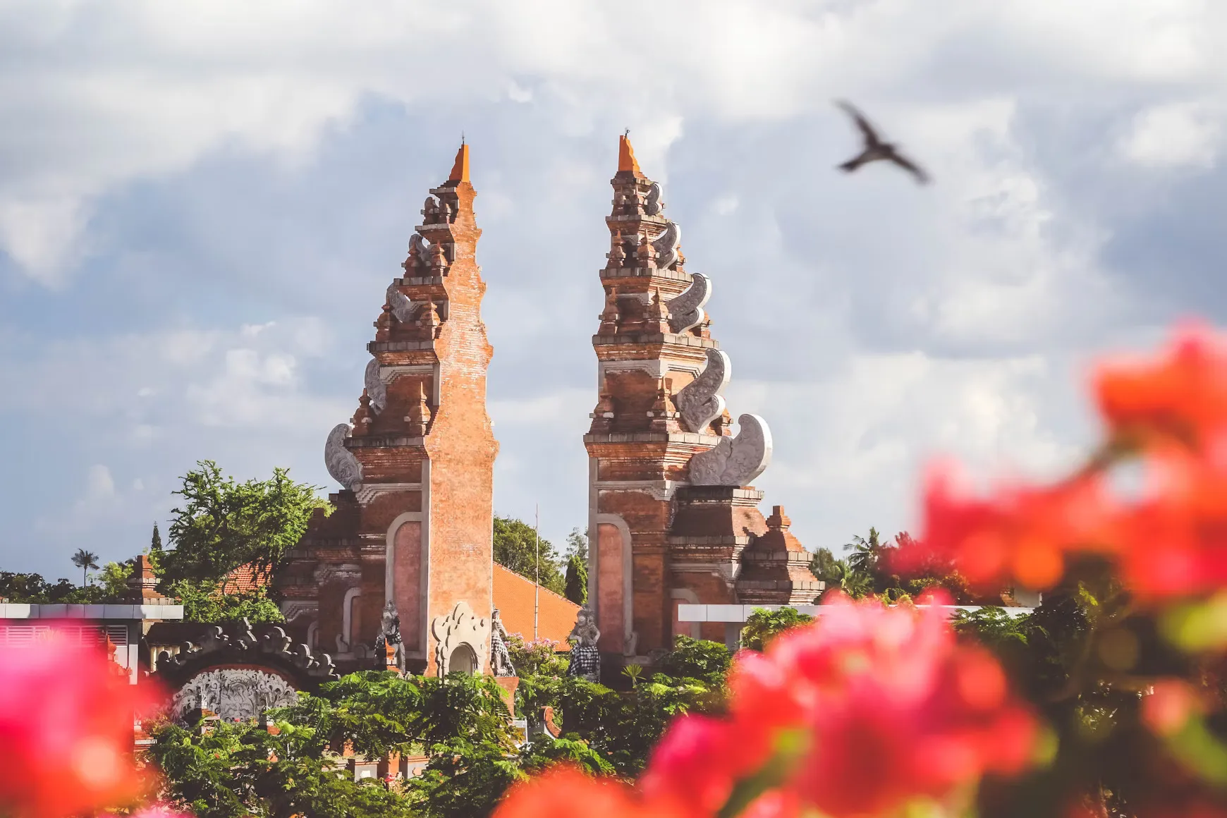 templo en indonesia rodeado de jardines y zonas verdes