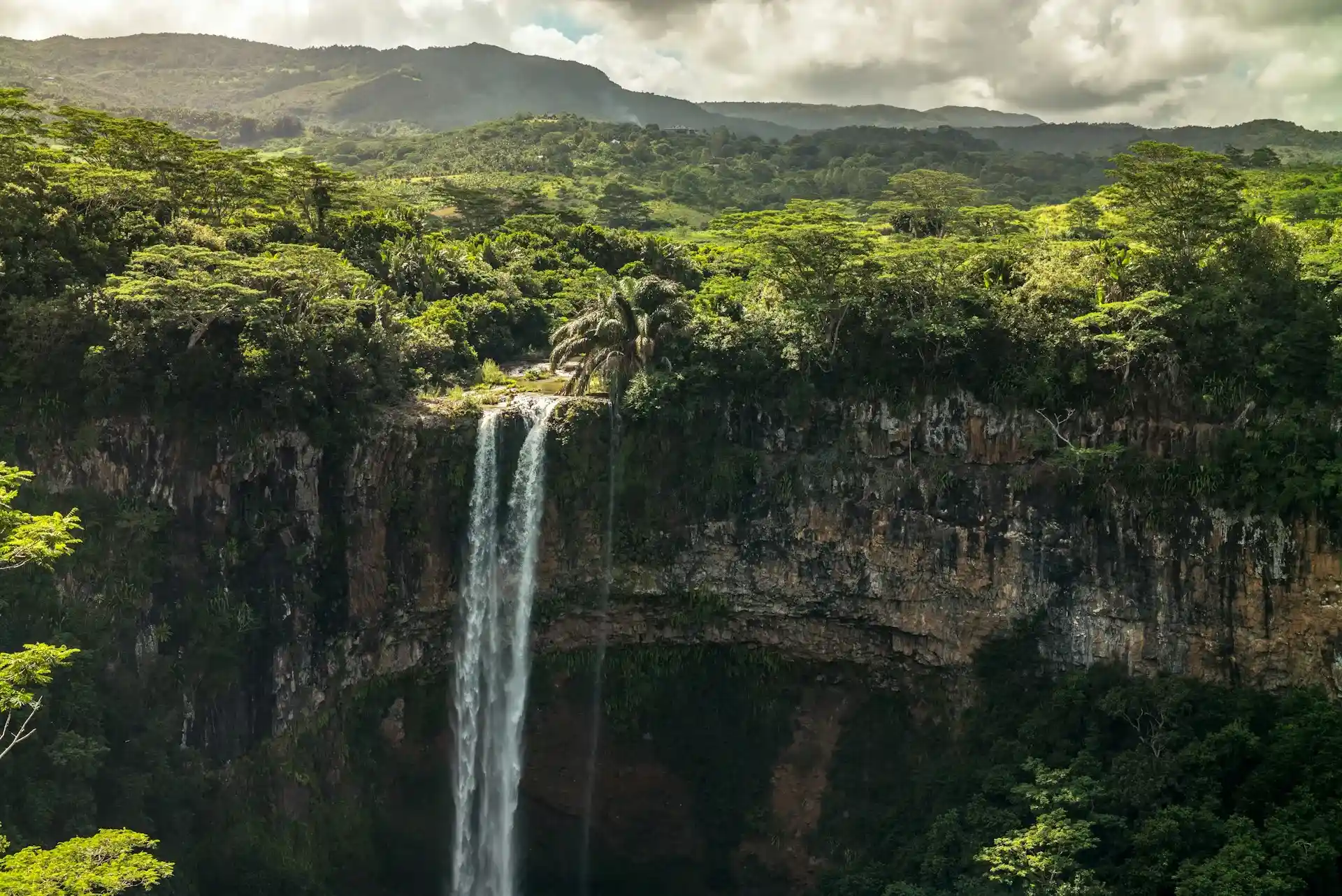 impresionante vista de la naturaleza y chorrera de agua natural que tiene la isla Mauricio
