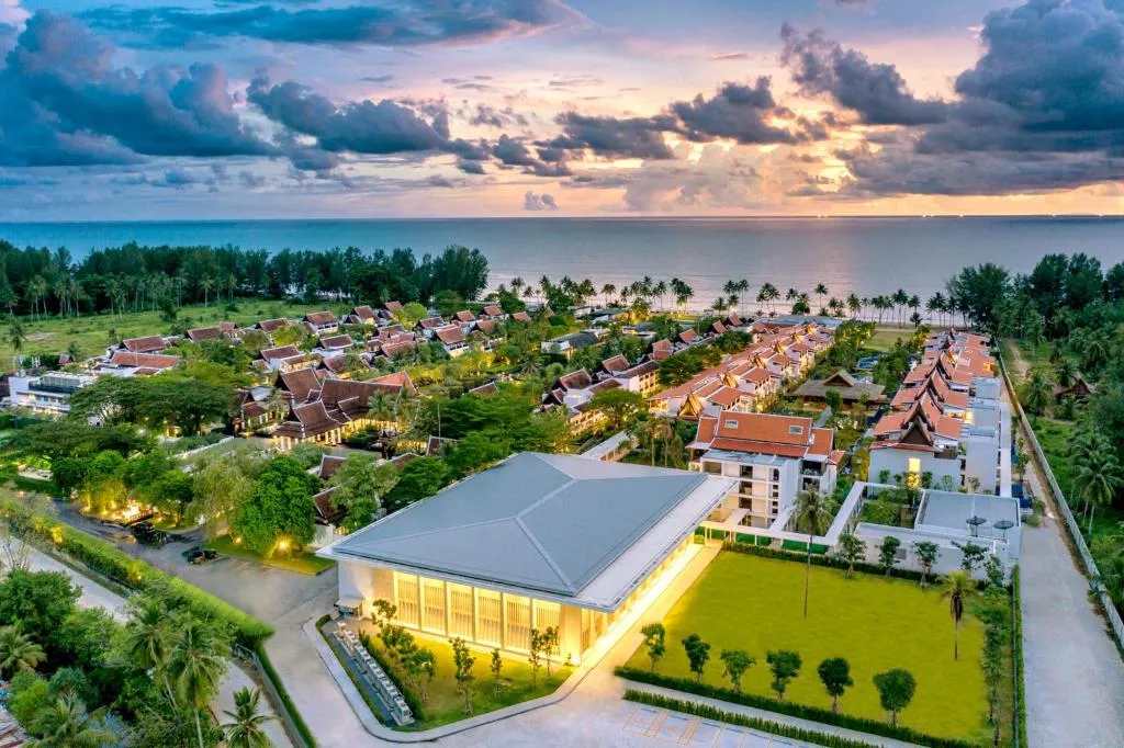 vista panorámica de JW Marriott Khao Lak Resort & Spa rodeada de naturaleza y con vista al mar donde vas a poder pasar una espectaculares vacaciones