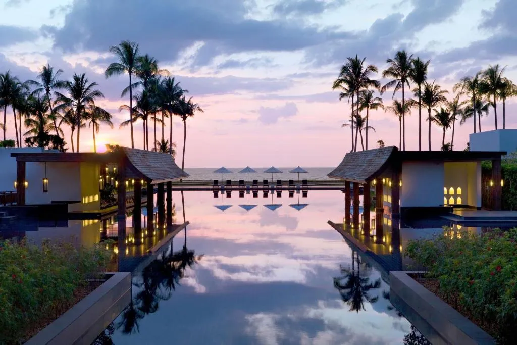 piscina de lujo donde vas a poder estar y relajarte mientras disfrutas de la vista al mar al amanecer.
