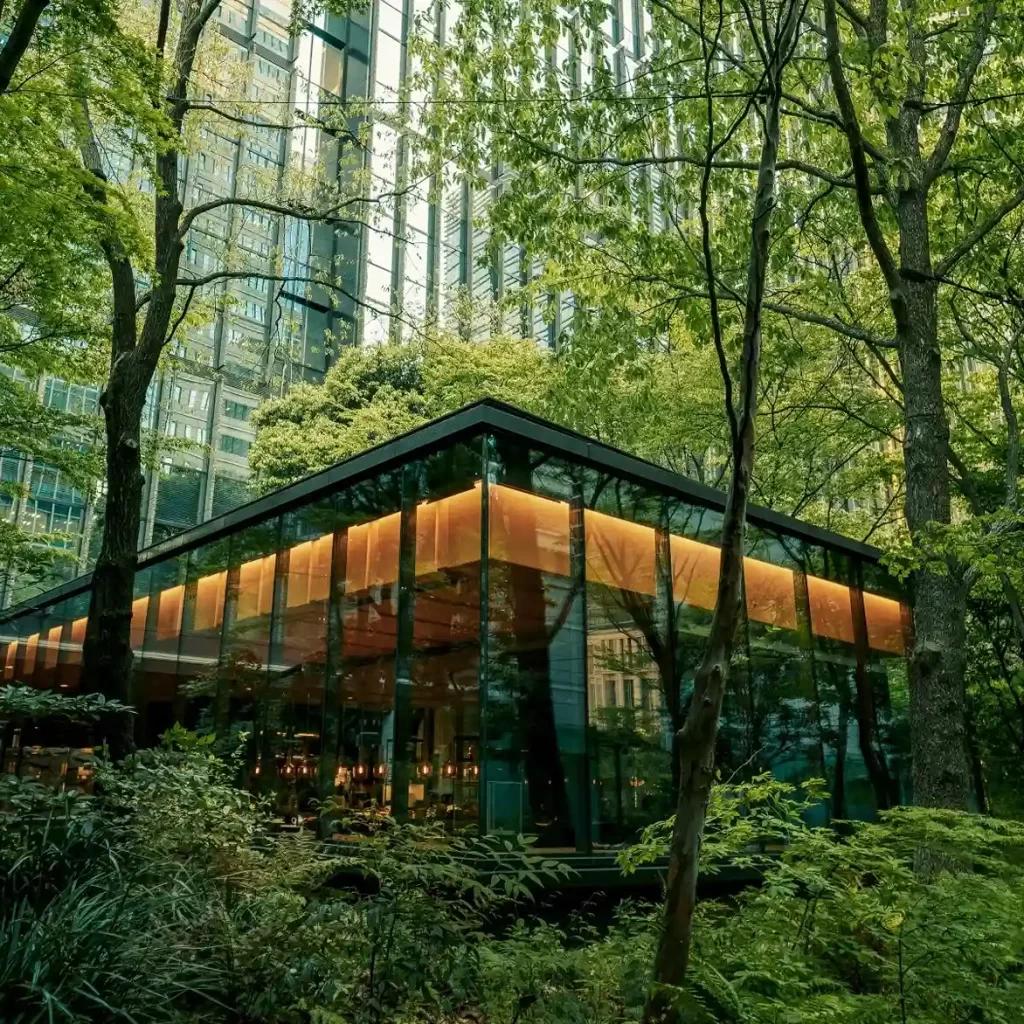 restaurante de lujo rodeado de arboles y grandes edificios