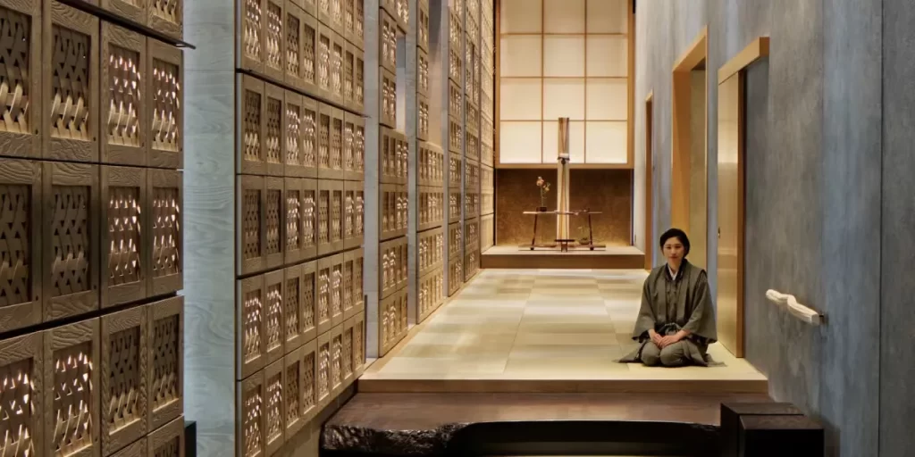 mujer con kimono sentada en el suelo de un templo