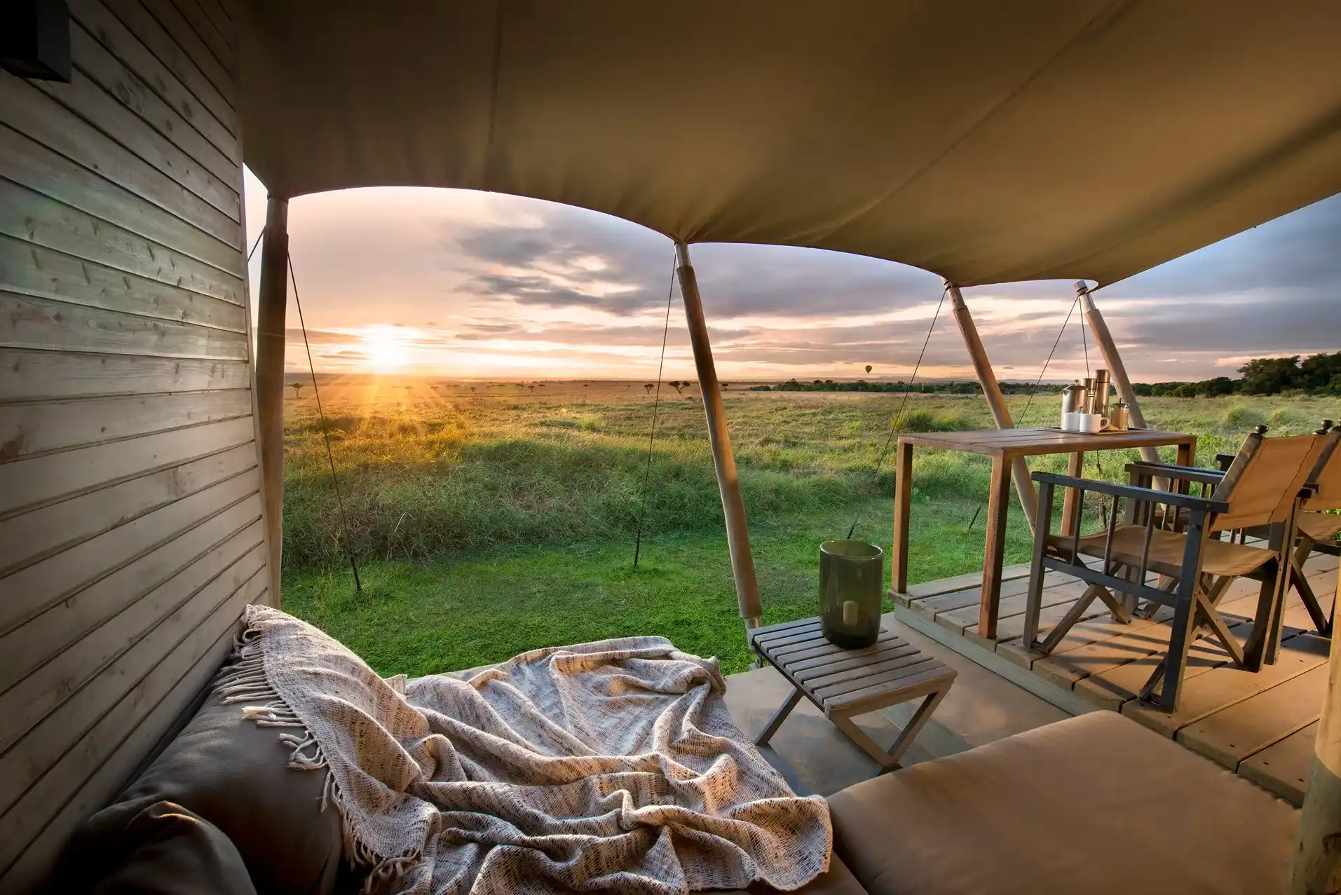 Relájate en un lugar cómodo mientras disfrutas de las vistas de la naturaleza africana donde journale hace posible estas increíbles vacaciones.