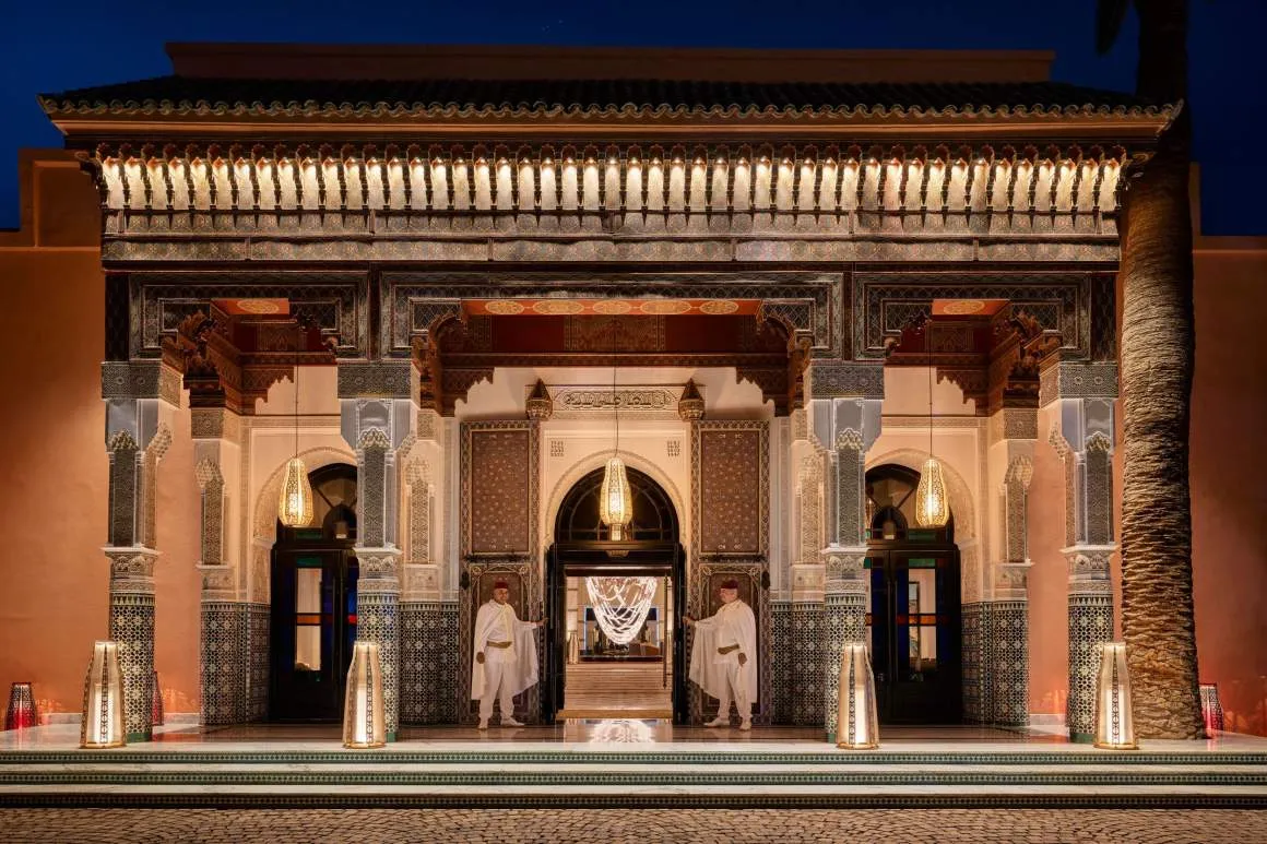 hombres abriendo la puerta de un templo moderno en el anochecer