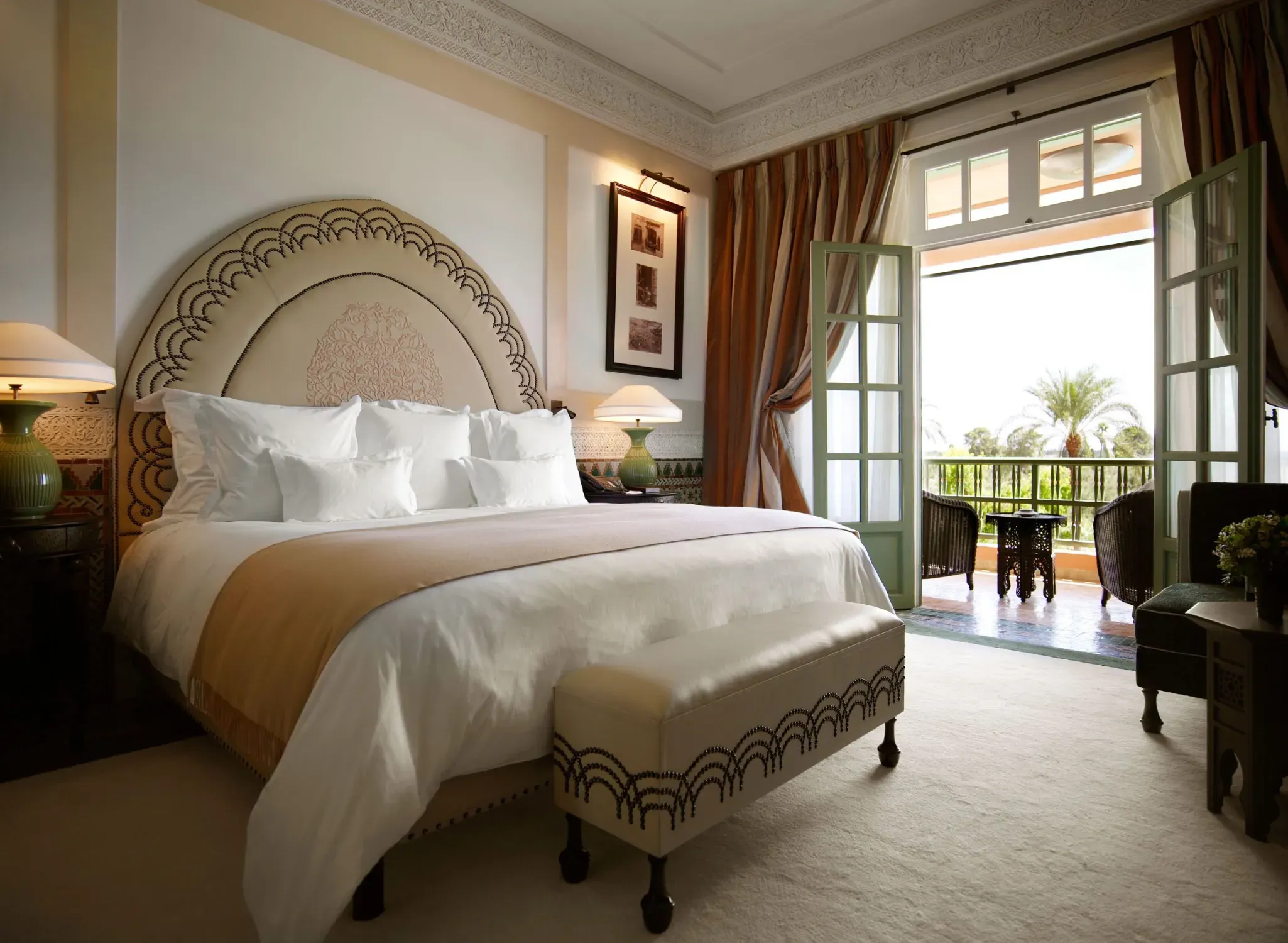 habitación con cama amplia para dos personas con balcón con sillas y mesa para disfrutar de una mejor vista