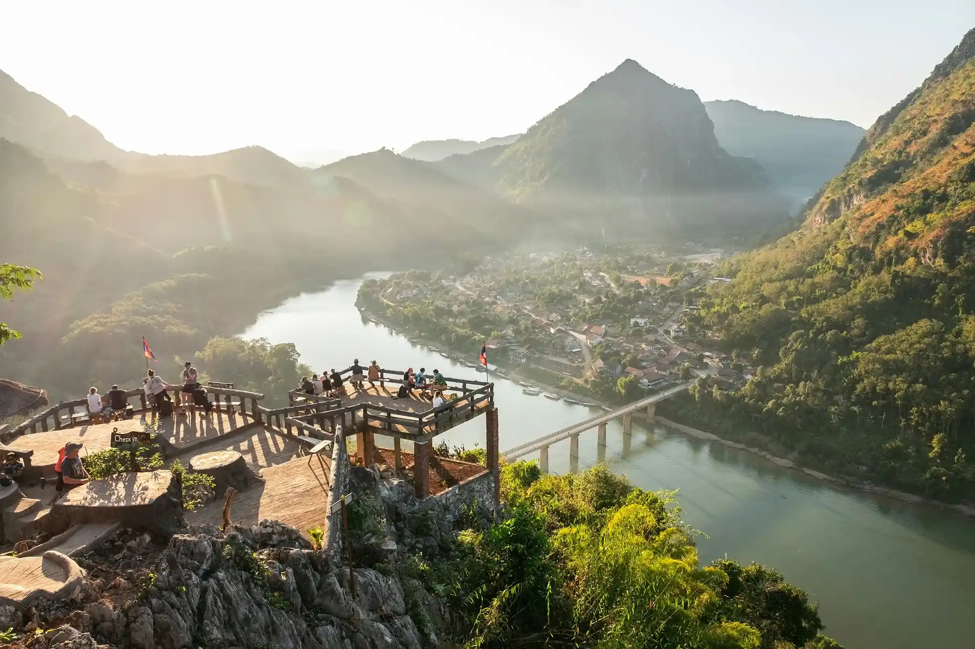 gran mirador en laos donde vas a poder tener una vista increíble de las montañas, casas y su rio