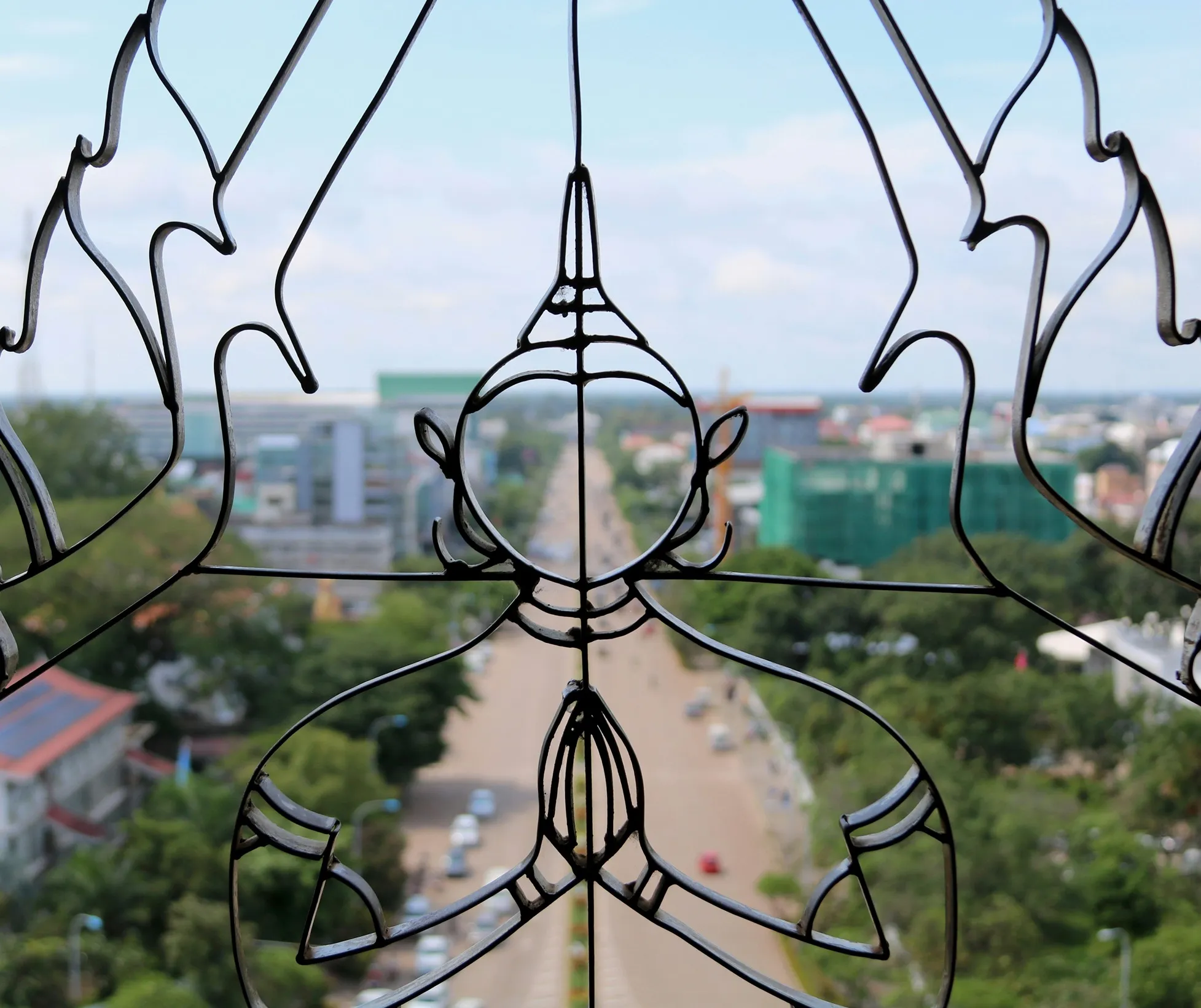ventana con figura de bodu con vista a la ciudad