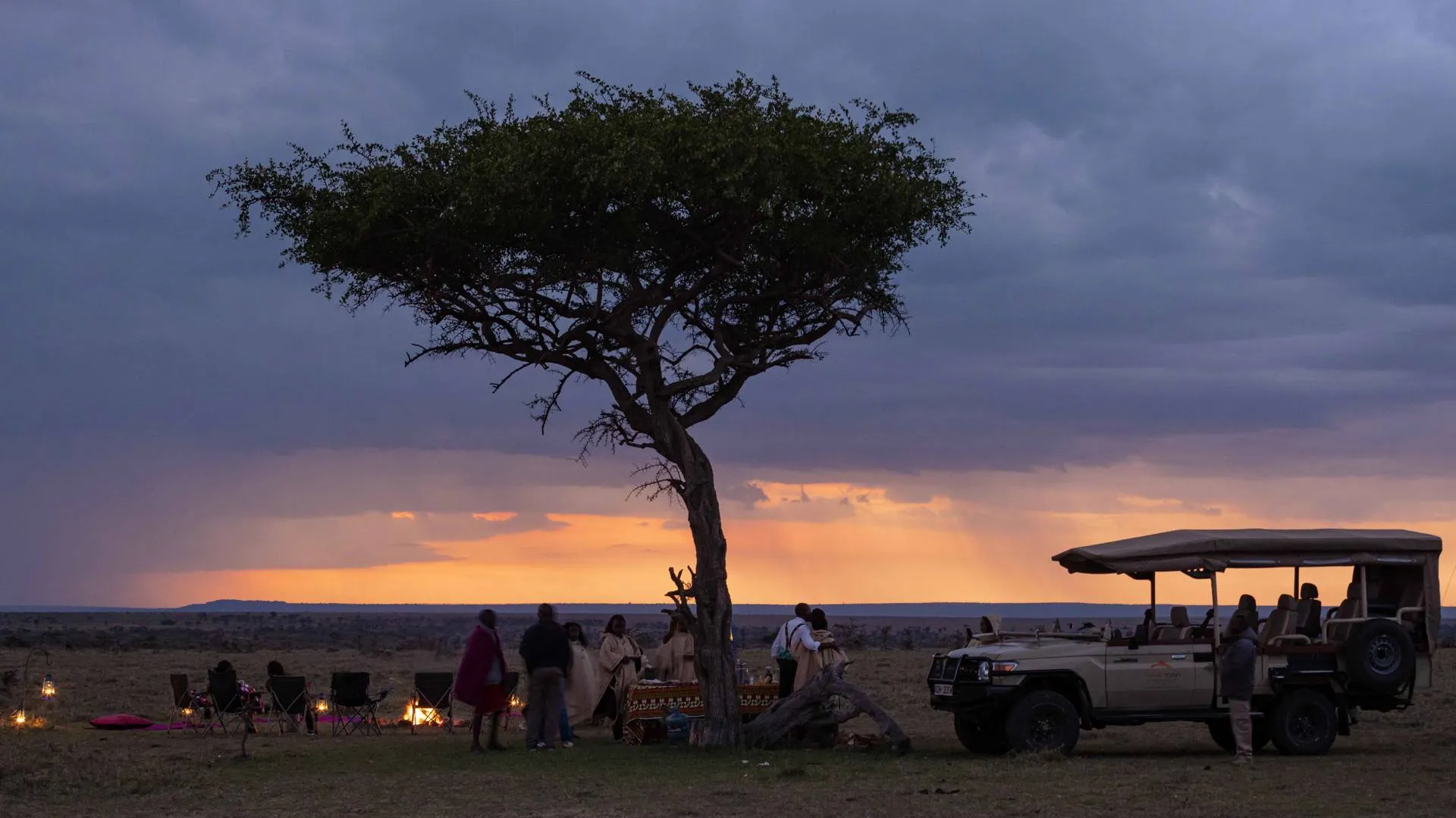 turistas viendo el atardecer en el safari