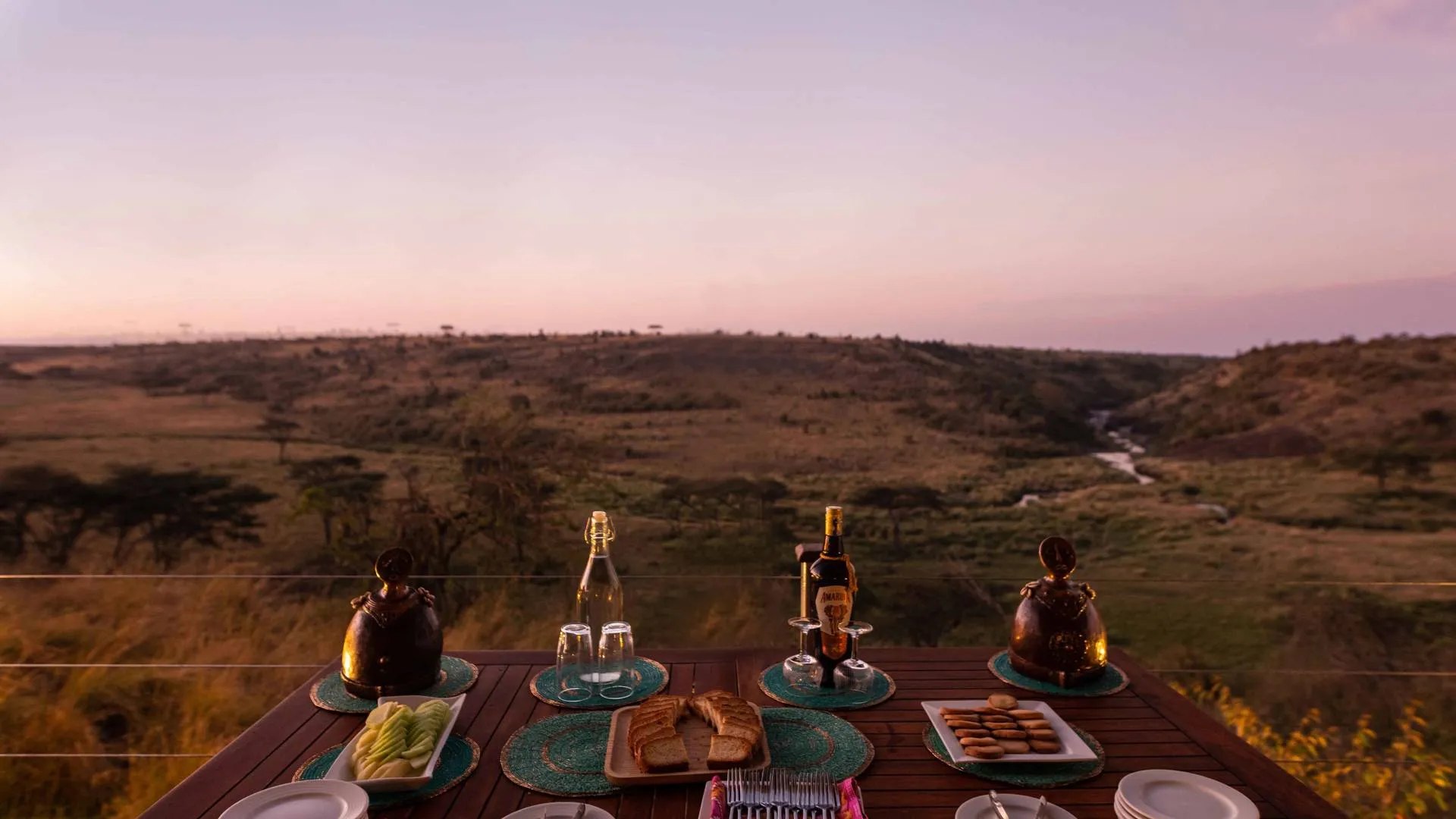 mesa con desayuno y bebidas para disfrutar la vista del safari desde el balcón