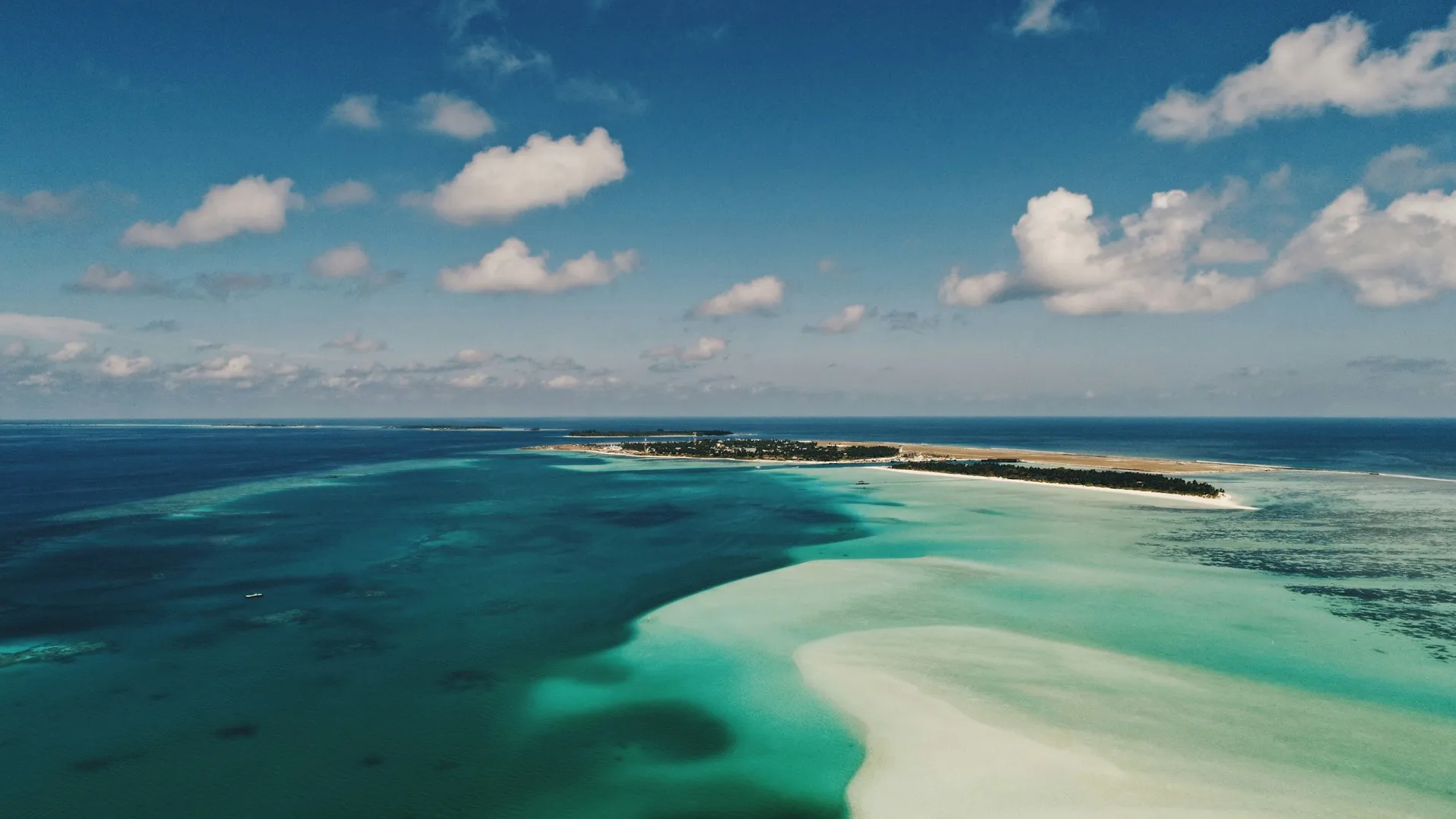 vista panorámica de la playa de maldivas donde se puede disfrutar del mar cristalino y arena blanca