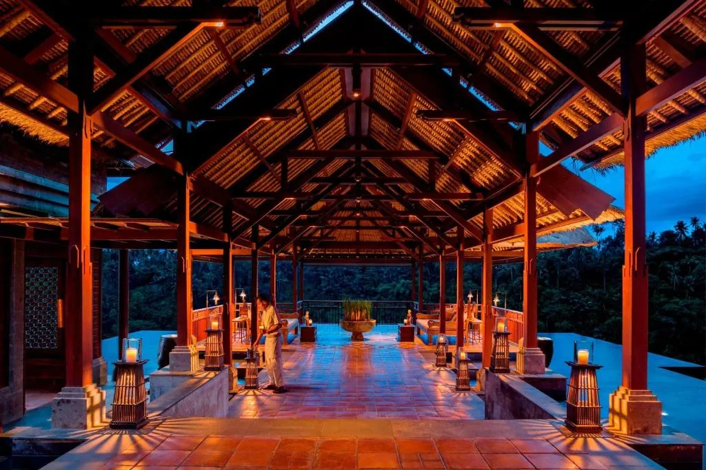 turista en un lugar tranquilo en el anochecer en mandapa