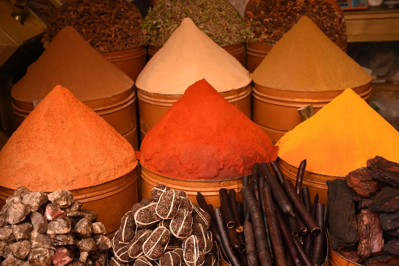 especias de toda clase y naturales donde puedes venir y disfrutar de esta maravillosa cultura en marruecos con journale.