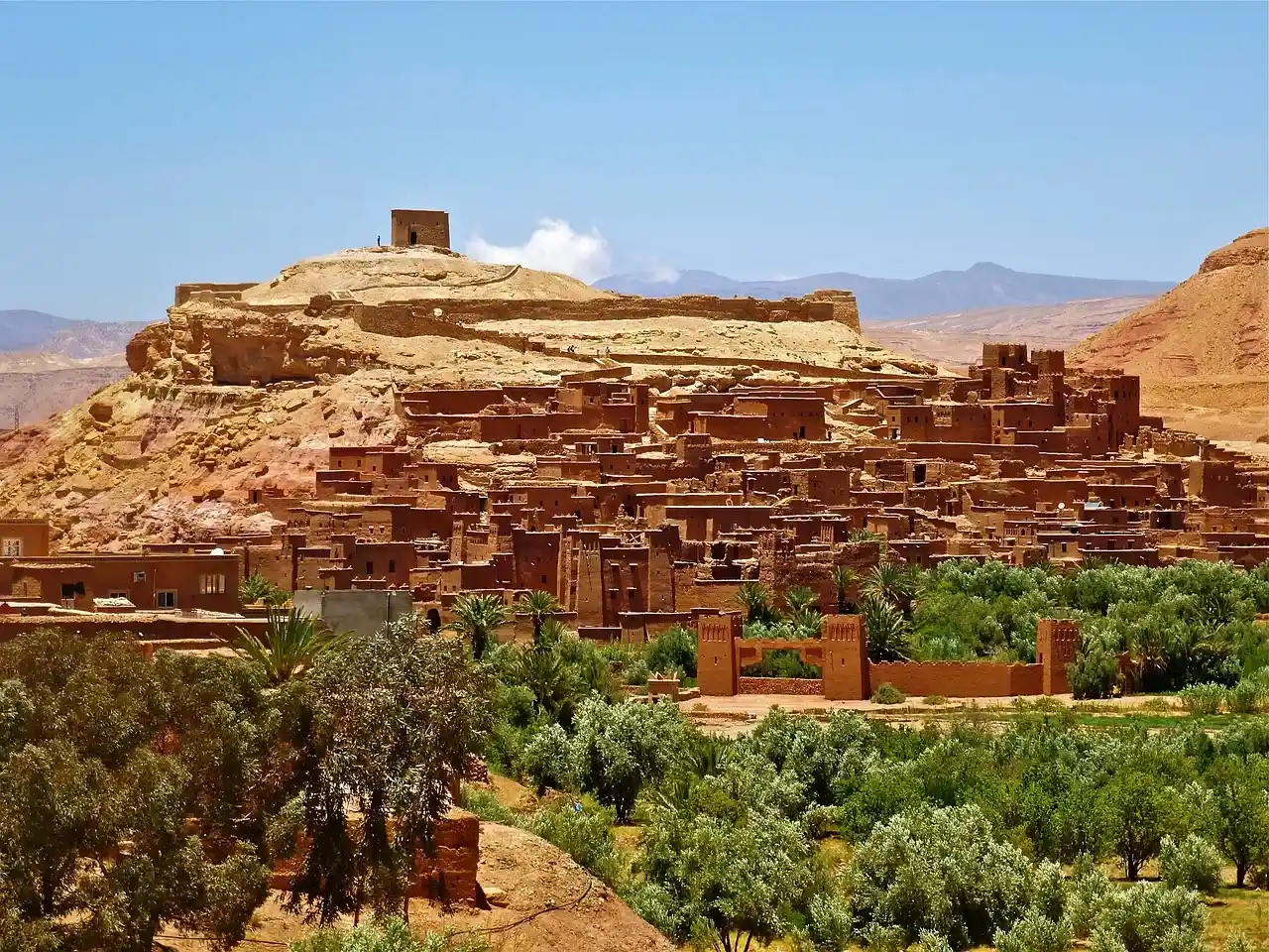 con journale viaja a marruecos y visita casas antiguas en el desierto de la ciudad imperial.