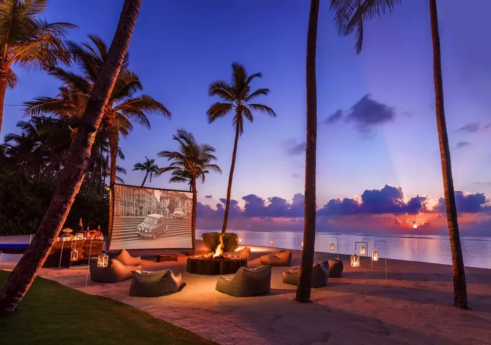 cine al aire libre para relajarte y ver una película mientras disfrutas de la vista al mar y de un agradable clima.