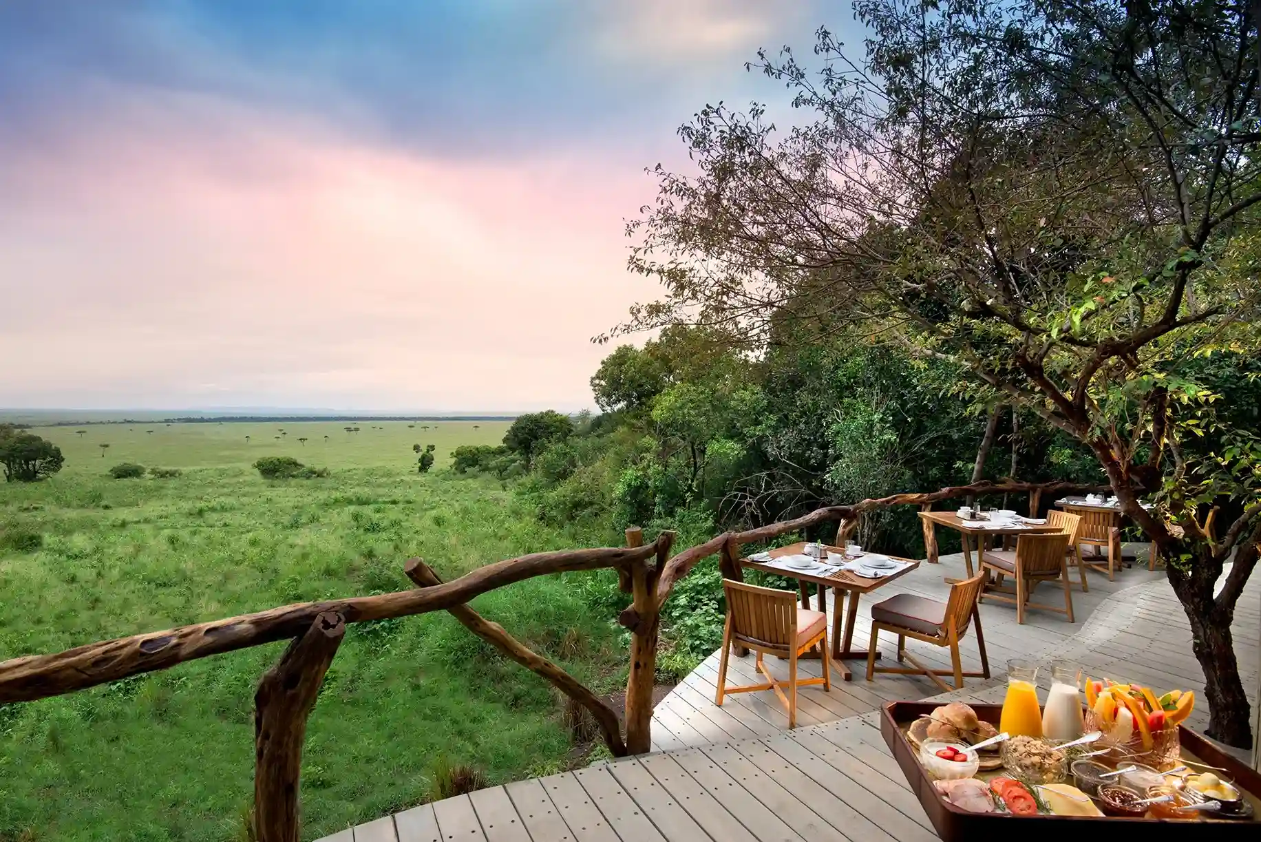 Relájate en un balcón con vistas a la naturaleza, donde podrás disfrutar de un delicioso desayuno rodeado de paisajes únicos donde vas a poder descubrir Kenia con journale.