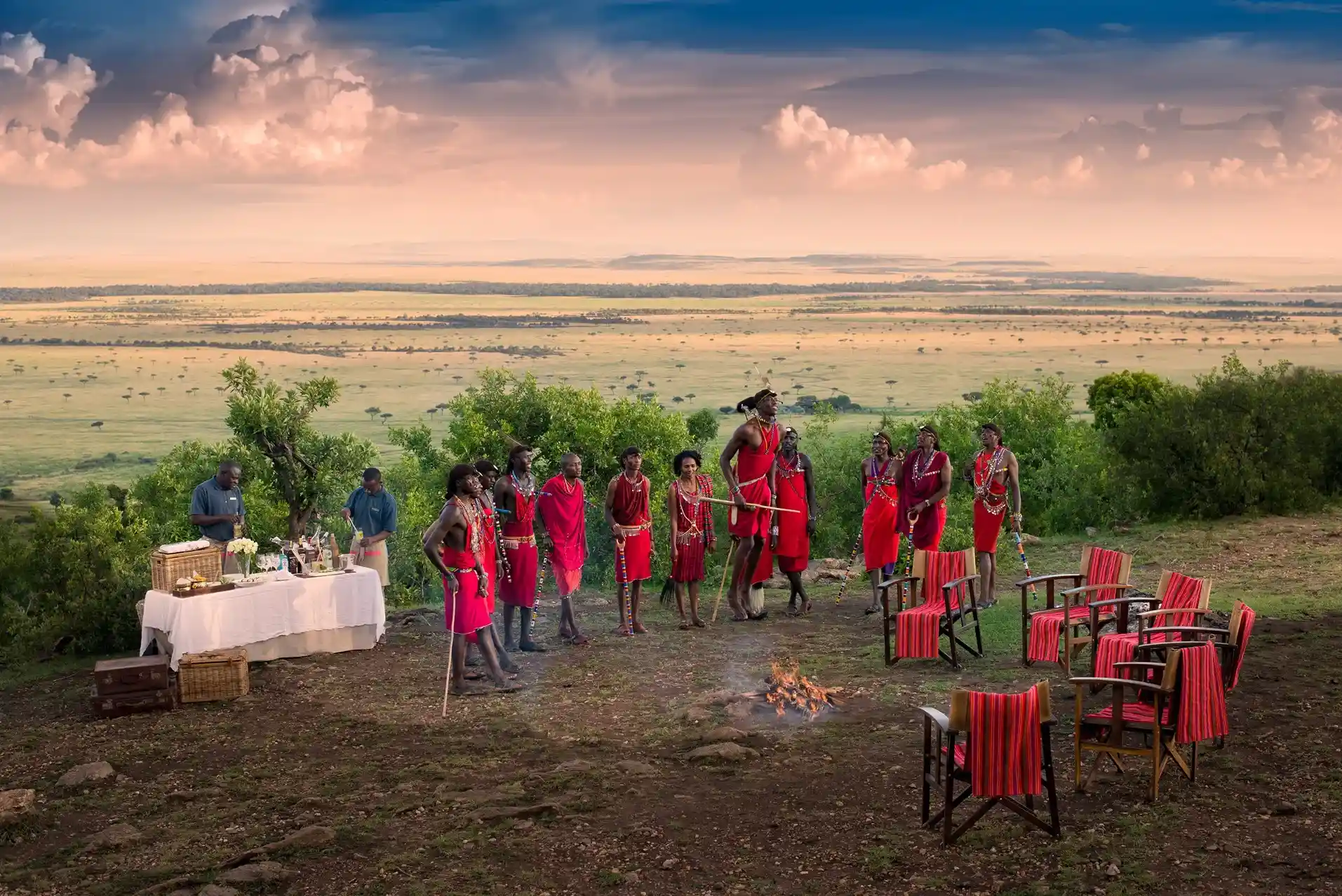 espectáculo en el atardecer que nos dan las personas de Kenia tierra de samburos