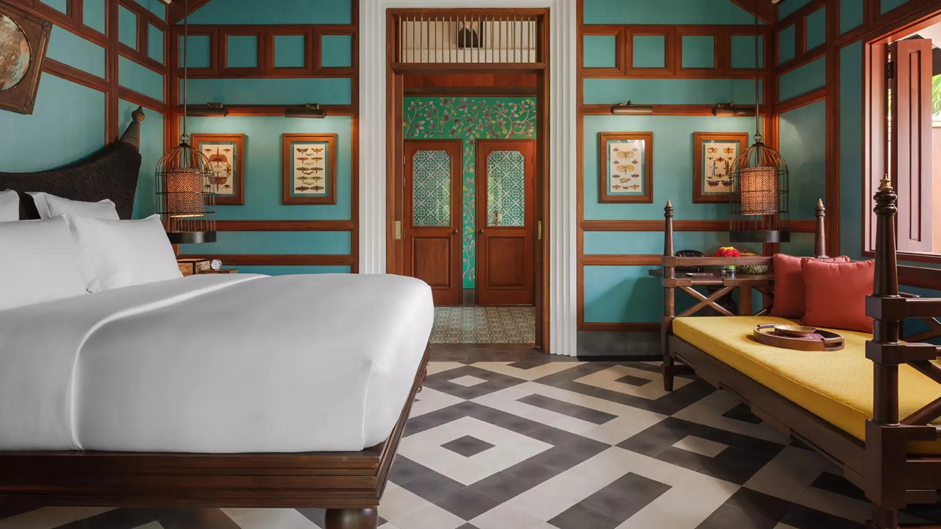 habitación en el hotel rosewood luang con cama para dos personas con asientos cómodos y una ventana para una mejor vista