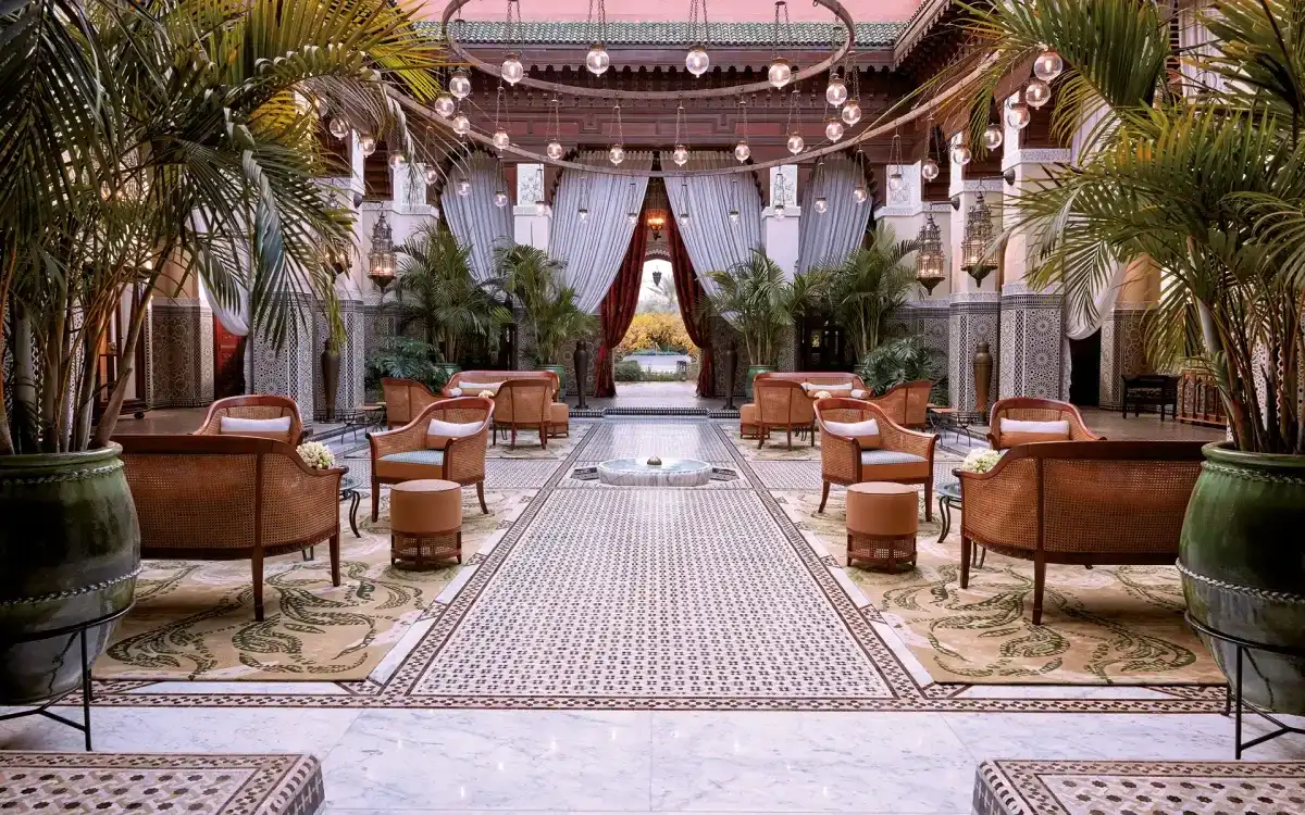 hotel con un decorado muy moderno con sillas cómodas, plantas para un ambiente muy relajado