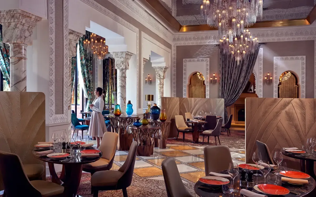 restaurante con mesas de lujo con platos y copas muy elegantes