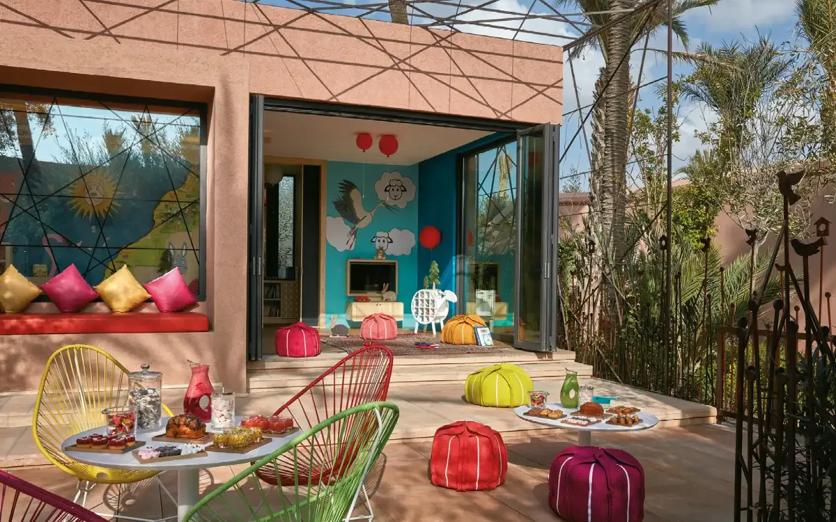 zona para niños con un decorado muy creativo con sillas y mesa con bocadillos y un lugar para que jueguen