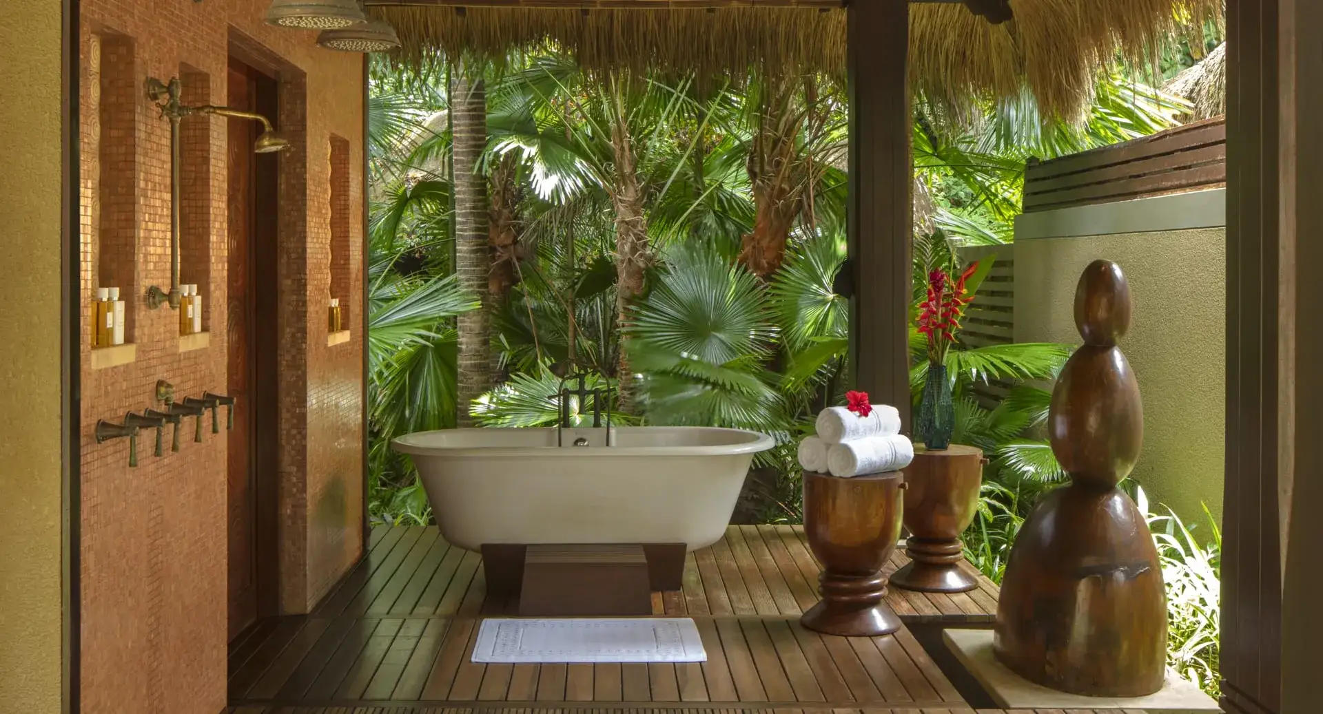 spa de lujo con tina y regaderas al aire libre con un decorado moderno y zona verde con arboles y plantas